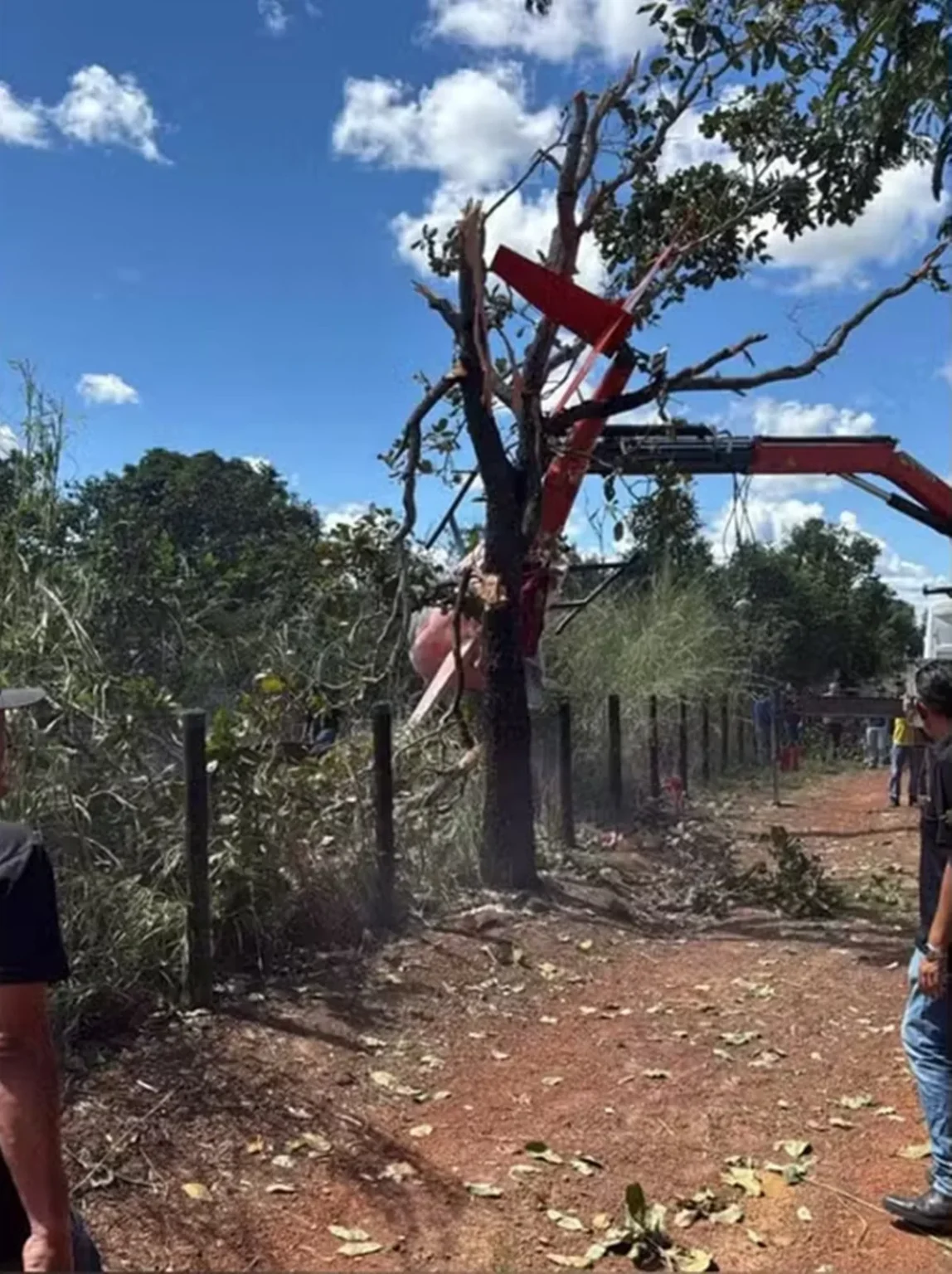 Helicóptero da dupla Henrique e Juliano cai no Tocantins; piloto é pai dos cantores