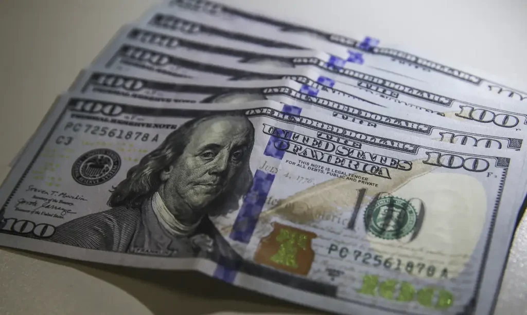 Dólar cai abaixo de R$ 4,90 pela primeira vez em quase três meses
