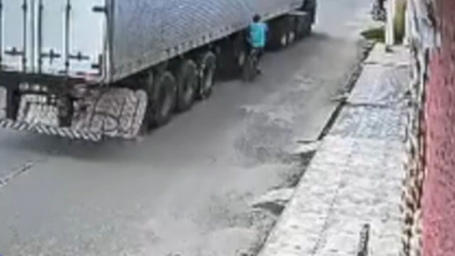 Ciclista fica gravemente ferido após ser atropelado por carreta em Macau