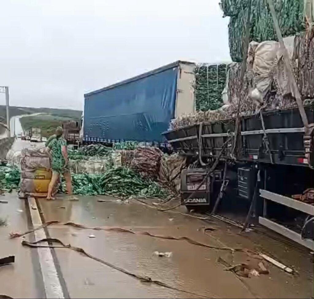 Acidente com três carretas bloqueia BR-304 em Macaíba