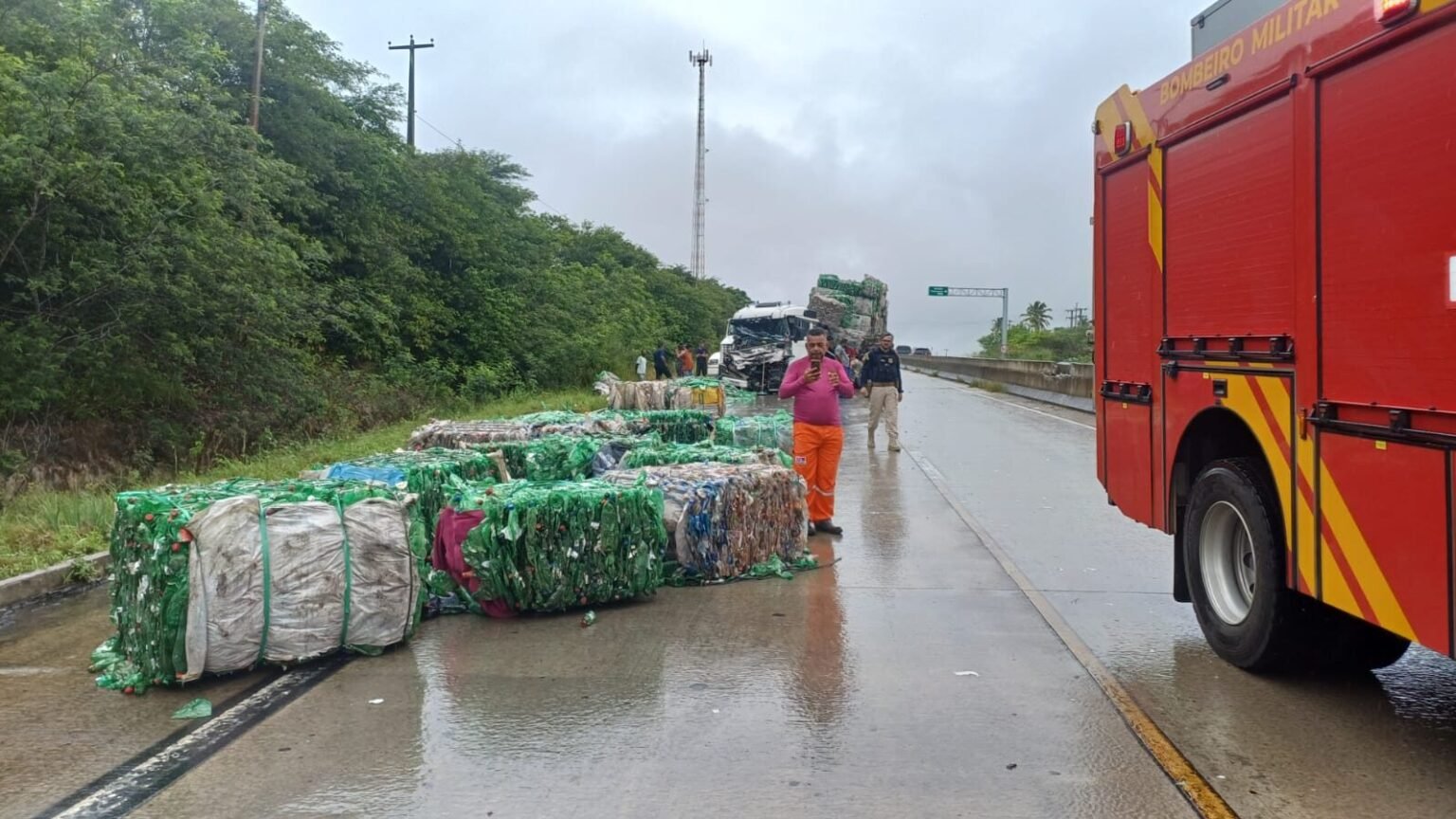 Acidente entre caminhões deixa estrada parcialmente bloqueada em Macaíba