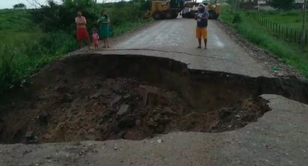 Cratera fecha trecho da RN-120 entre Santo Antônio e Nova Cruz