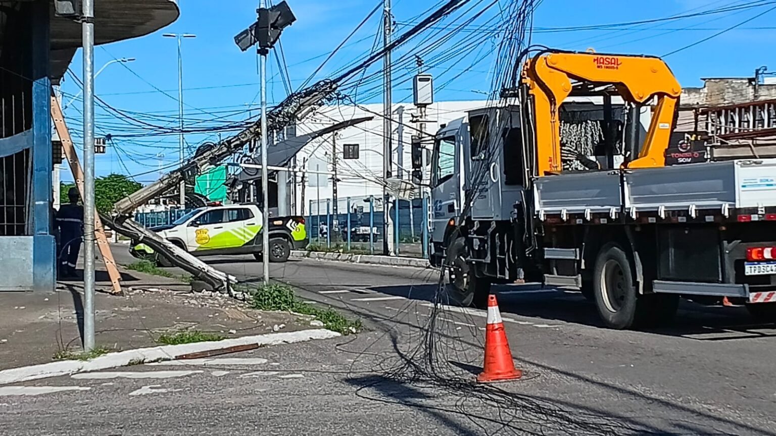 Caminhão derruba poste e bloqueia avenida em Natal