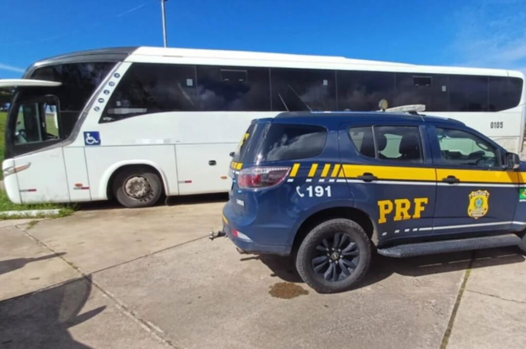 PRF e DER apreendem ônibus clandestino na Grande Natal