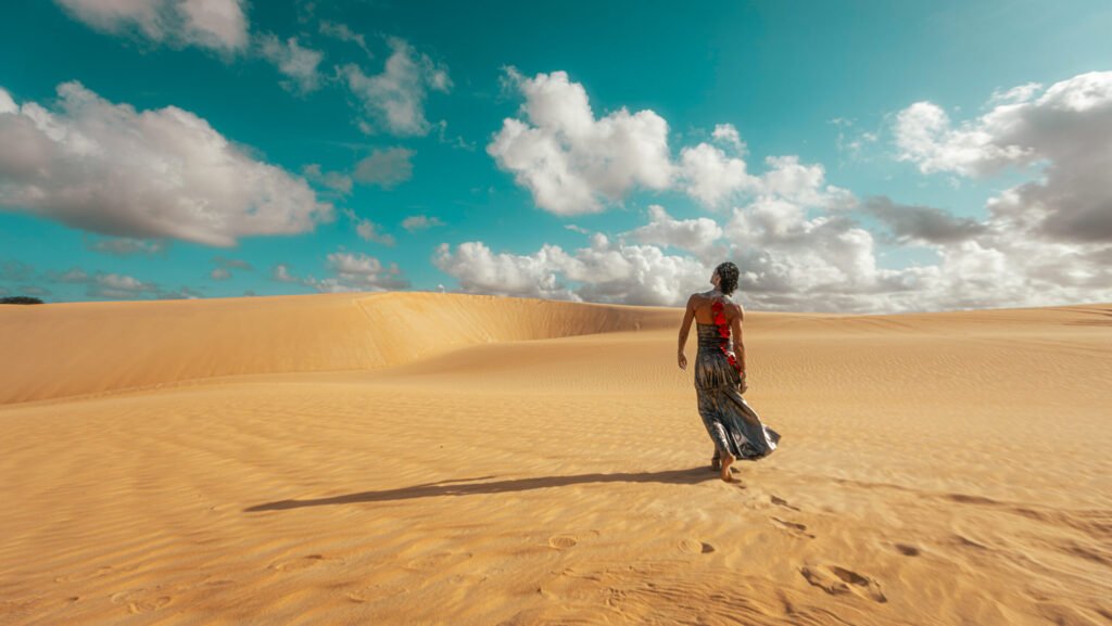 Skarimbó lança clipe de “Miudinho” com pegada de cinema fantástico