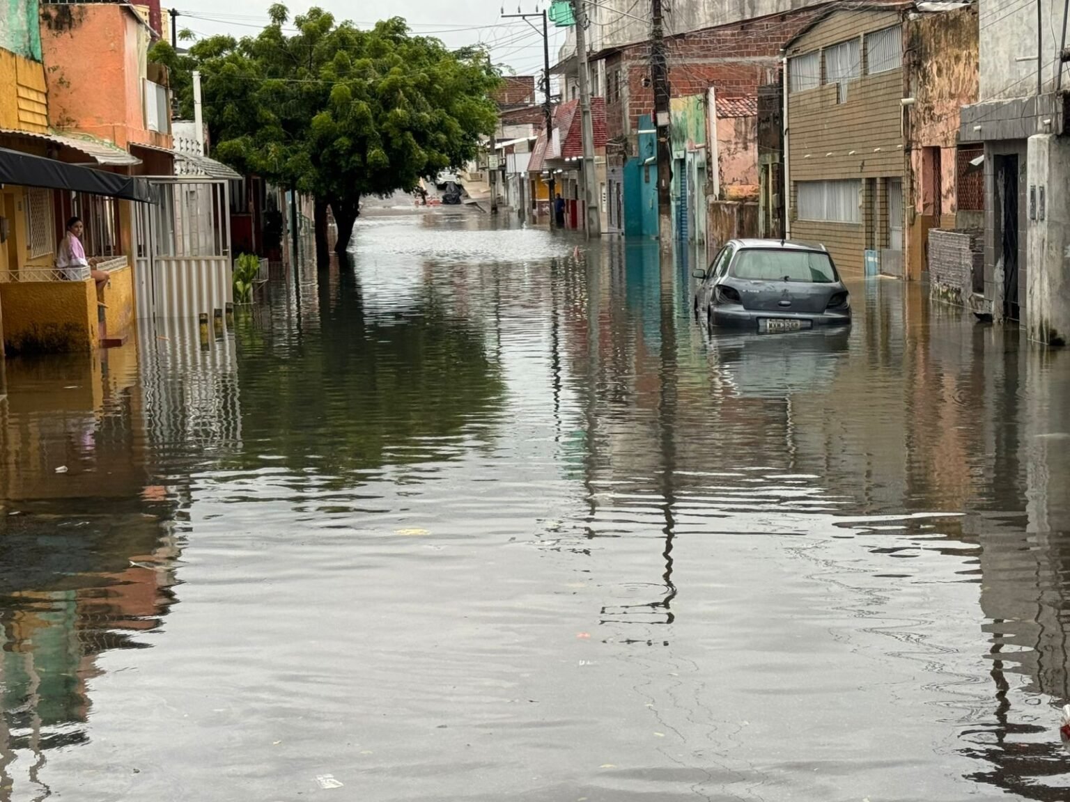 Natal registra 18 pontos de alagamento e quatro ruas ficam intransitáveis