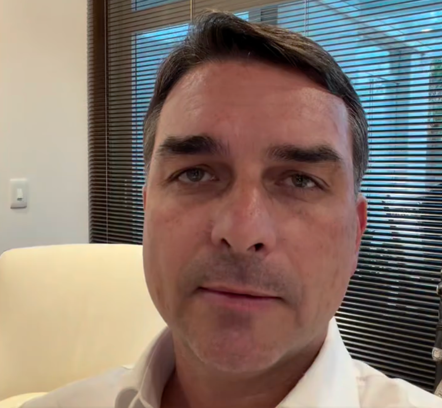 Flávio Bolsonaro nega irregularidades após vazamento de áudios com empresário