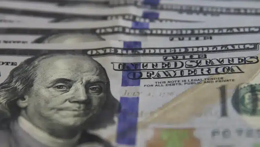 Dólar ultrapassa R$ 5 após vazamento de conversa de Flávio Bolsonaro