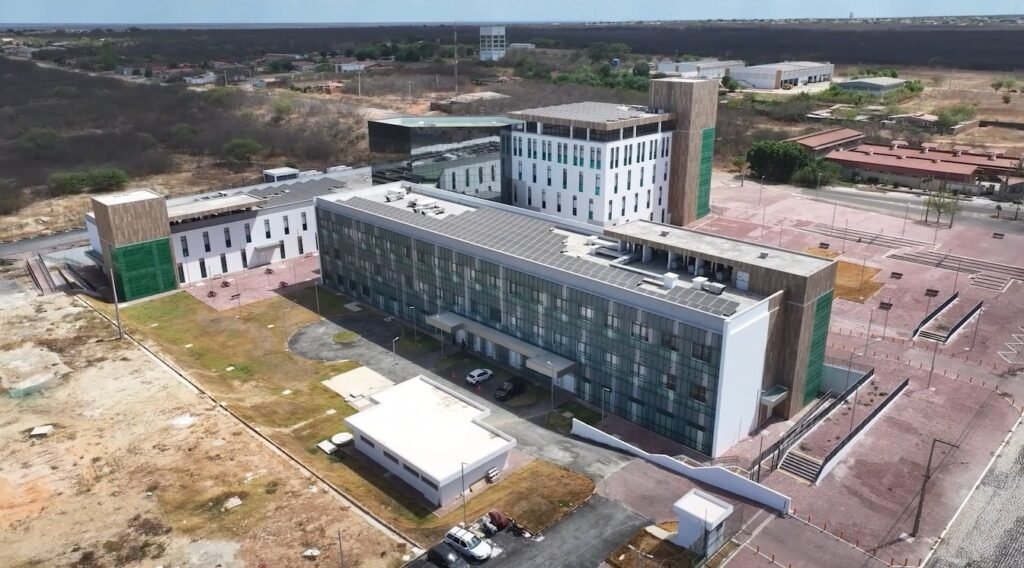 Cirurgia inédita salva bebê com intestino exposto em Mossoró