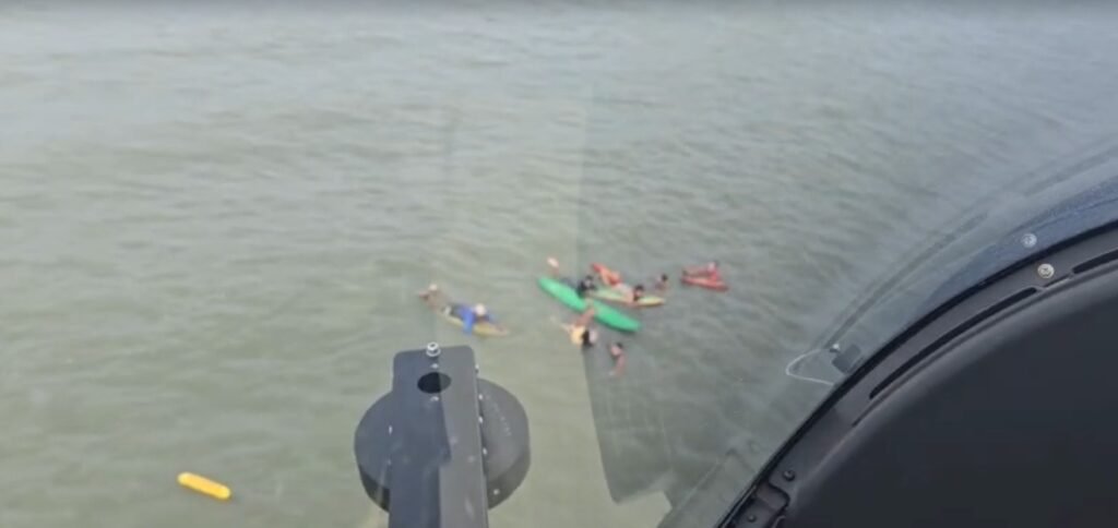 Helicóptero do Ciopaer salva família arrastada na Praia de Genipabu