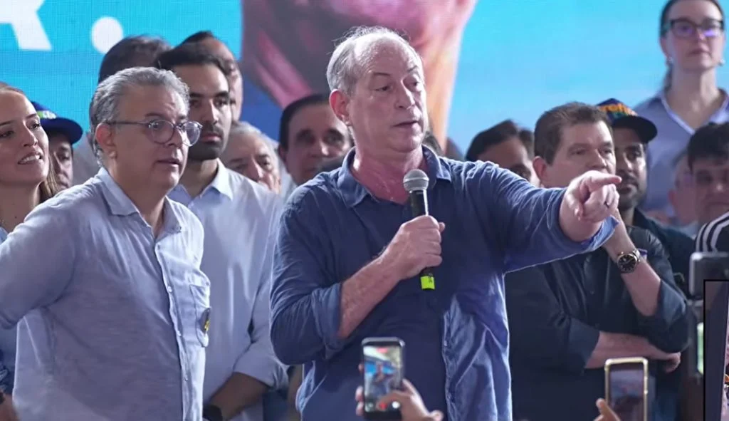 Ciro Gomes interrompe discurso ao confundir gesto de apoiador com sinal do crime