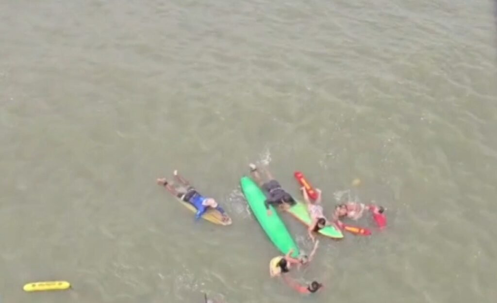 Família é resgatada após correnteza arrastar três na praia de Genipabu