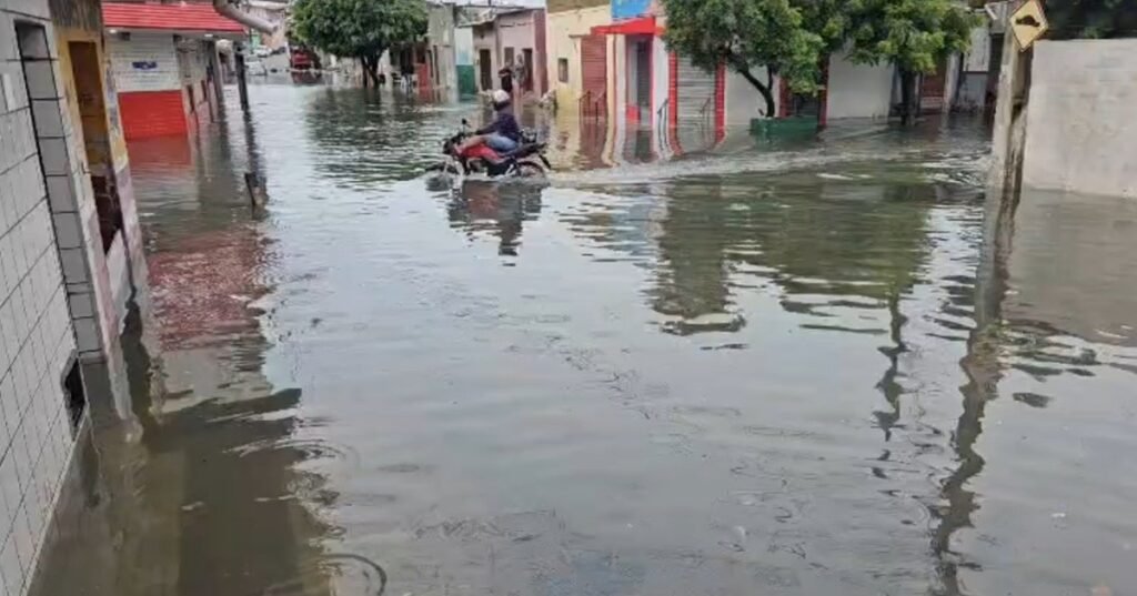 Alagamentos bloqueiam ruas em Natal após chuva forte