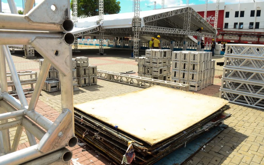 Montagem do palco da Estação das Artes avança para o Mossoró Cidade Junina