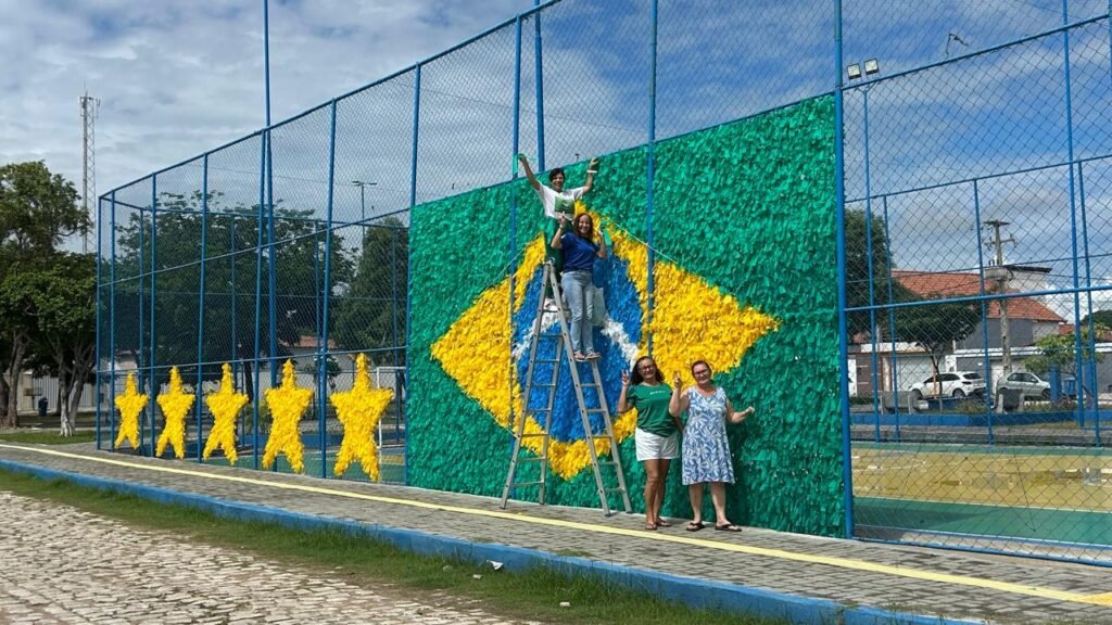 Mulheres decoram praça no Abolição II para a Copa do Mundo