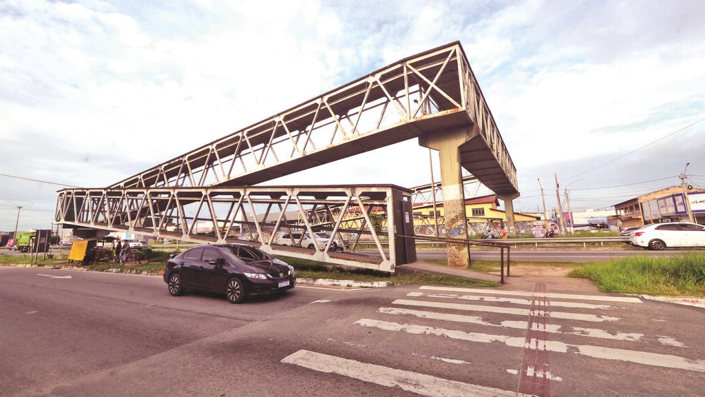 Passarela da BR-101 em Parnamirim segue interditada sem previsão de reabertura
