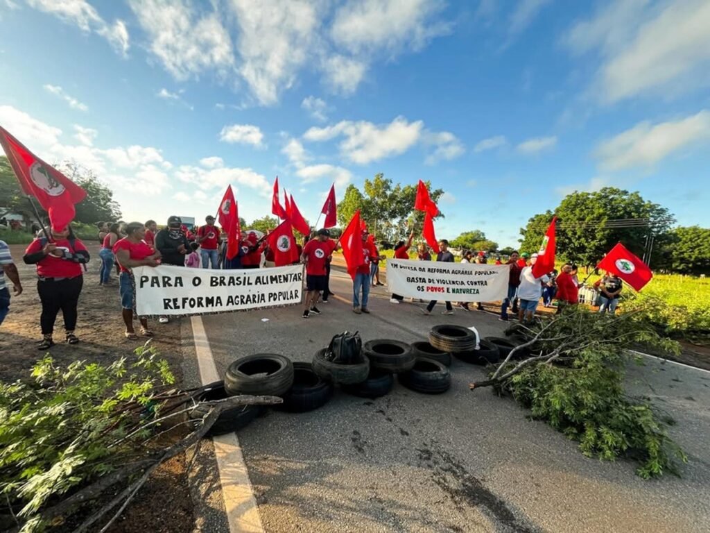 Protesto do MST bloqueia BR-406 em Guamaré, RN