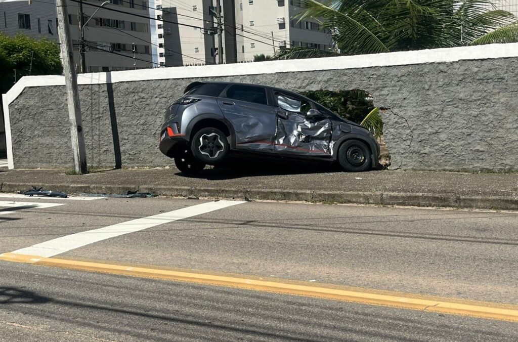 Carro de app derruba muro após colisão em Natal