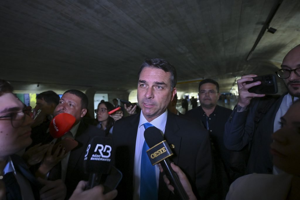 Flávio Bolsonaro confirma reunião com banqueiro após prisão