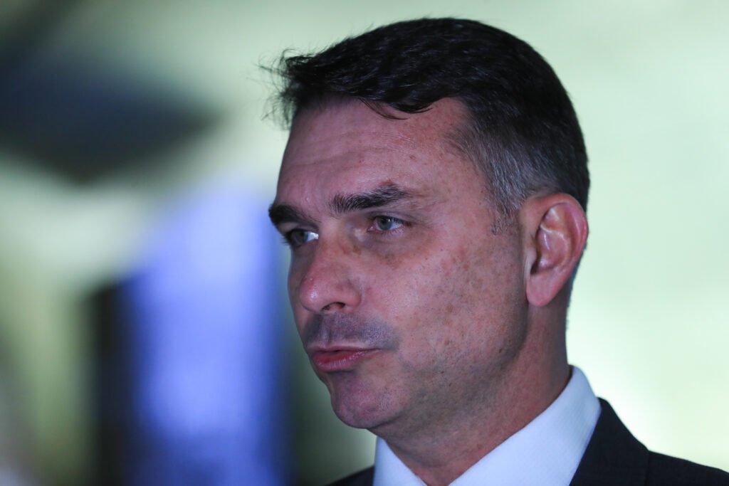 88% dos eleitores de Flávio Bolsonaro querem que ele siga na disputa presidencial