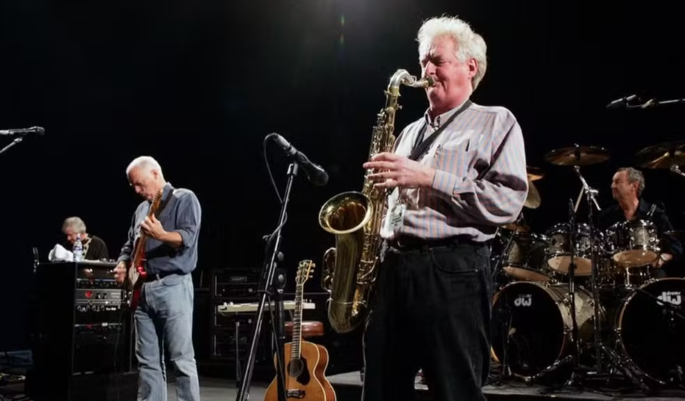 Morre Dick Parry, saxofonista icônico do Pink Floyd