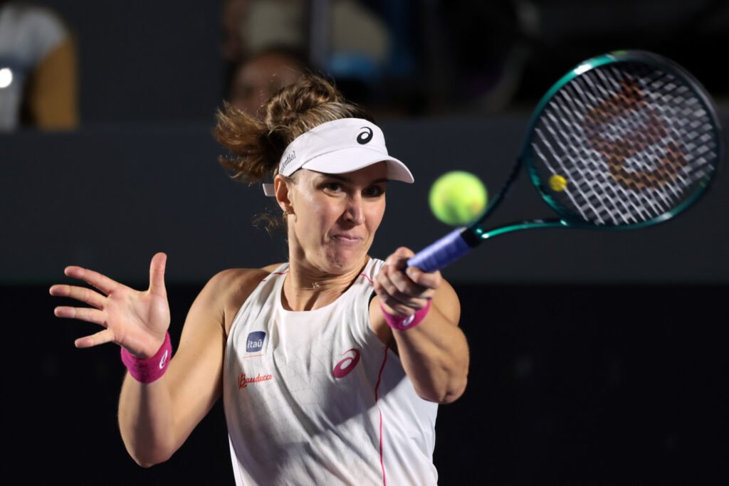 Bia Haddad cai na estreia de Roland Garros após virada