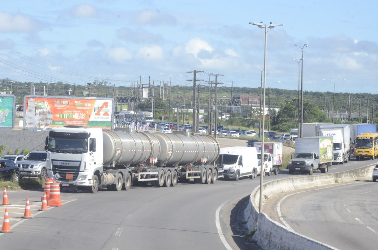 Caminhoneiros fazem protesto na BR-101 em Parnamirim por reajuste salarial