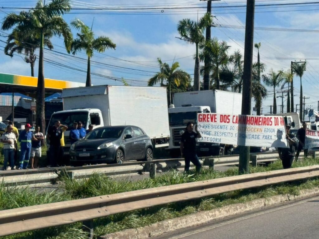Caminhoneiros bloqueiam BR-101 em Parnamirim por reajuste salarial