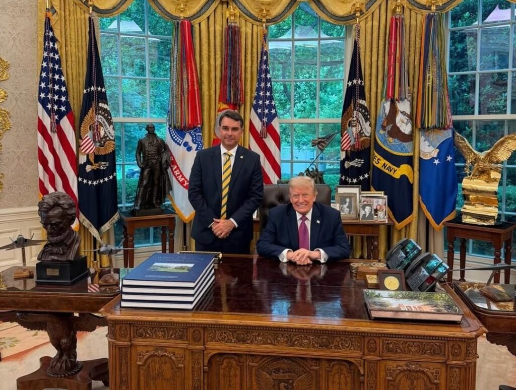 Flávio Bolsonaro se encontra com Donald Trump na Casa Branca