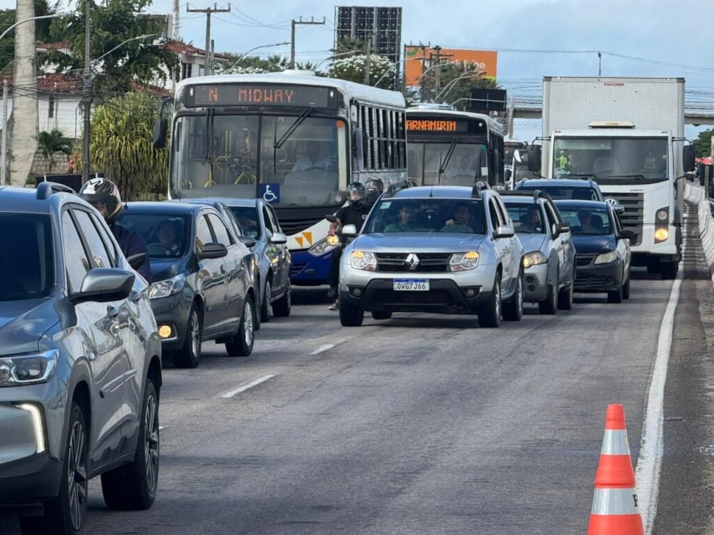 Acidente com cinco veículos bloqueia BR-101 em Natal
