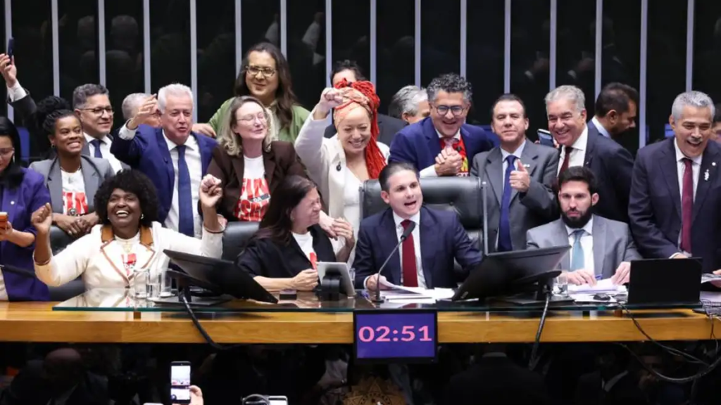 Câmara aprova fim da escala 6×1 e redução da jornada para 40 horas
