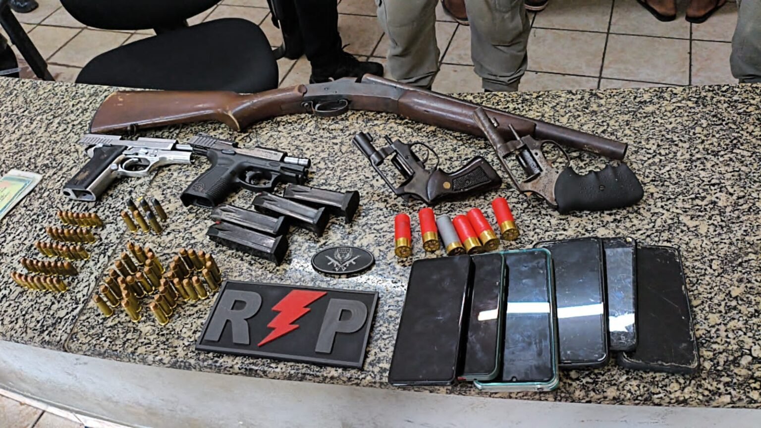 PM prende três e apreende armas em operação nas Malvinas, Mossoró