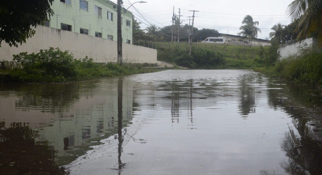 Vazamento causa alagamento e transtornos no Mirassol, Zona Sul de Natal