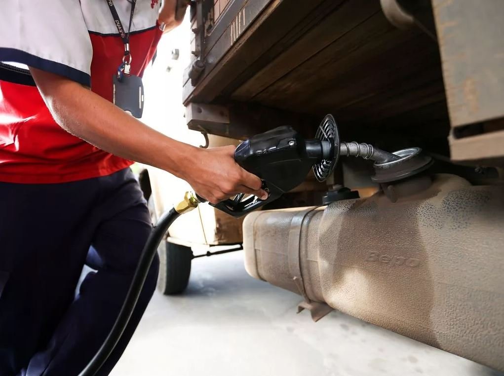 Governo mantém subsídio ao diesel até julho para conter alta de preços