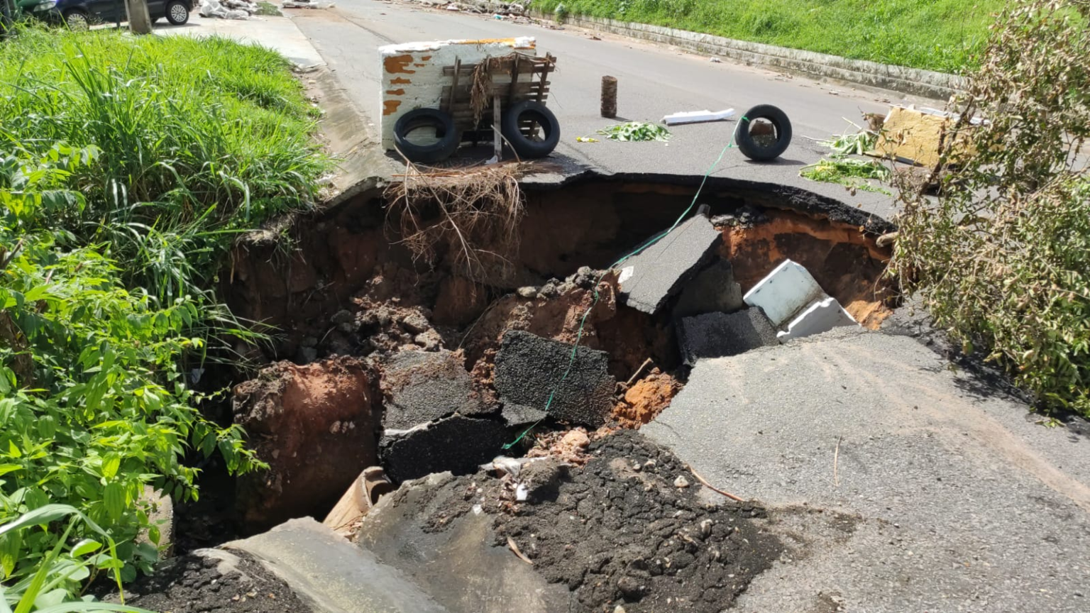 Cratera na BR-226 complica trânsito entre Natal e Macaíba