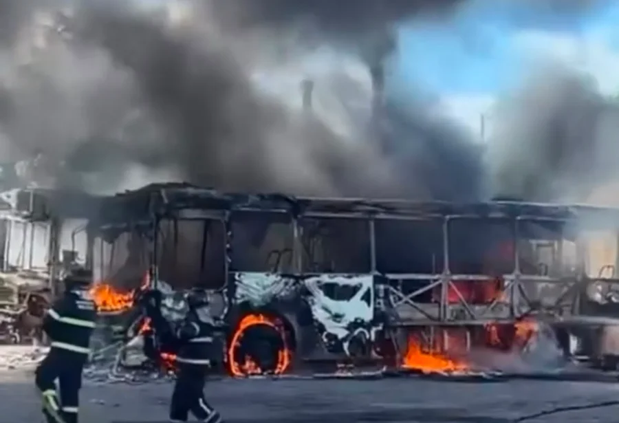 Incêndio destrói dois ônibus em garagem na Grande Natal