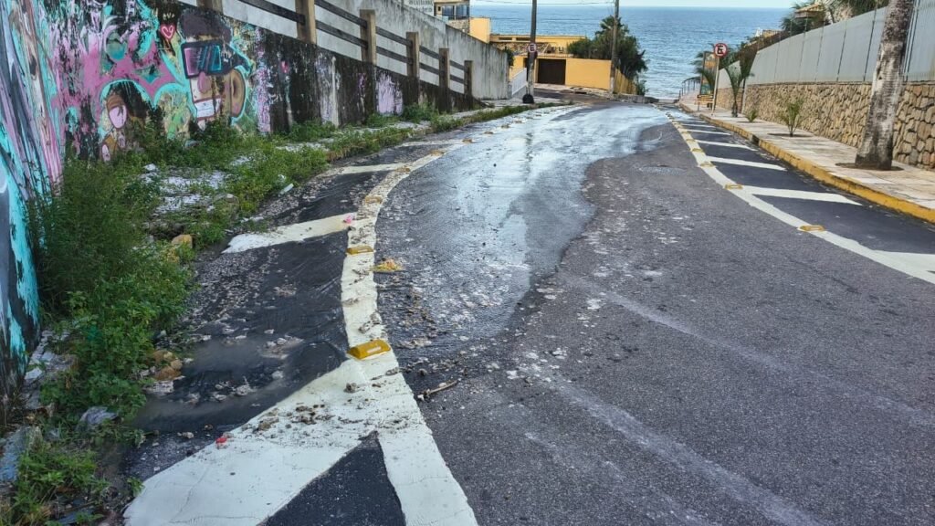 Esgoto vaza e polui areia da praia de Ponta Negra, em Natal