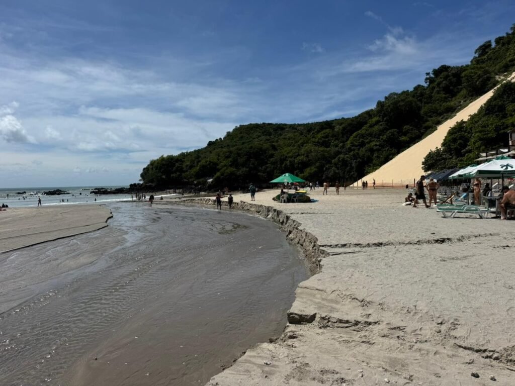 Engorda da Praia de Ponta Negra perde quase 40% da areia em um ano