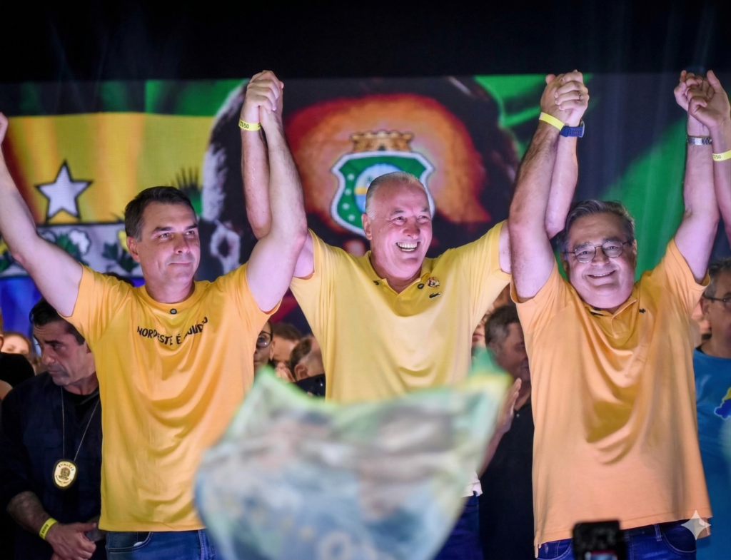 Hélio admite desgaste, mas mantém defesa a Flávio Bolsonaro