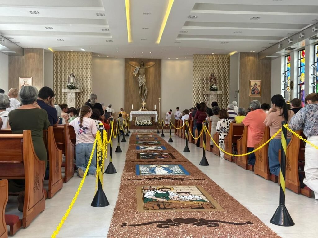 Fiéis mantêm tradição dos tapetes de Corpus Christi em Natal