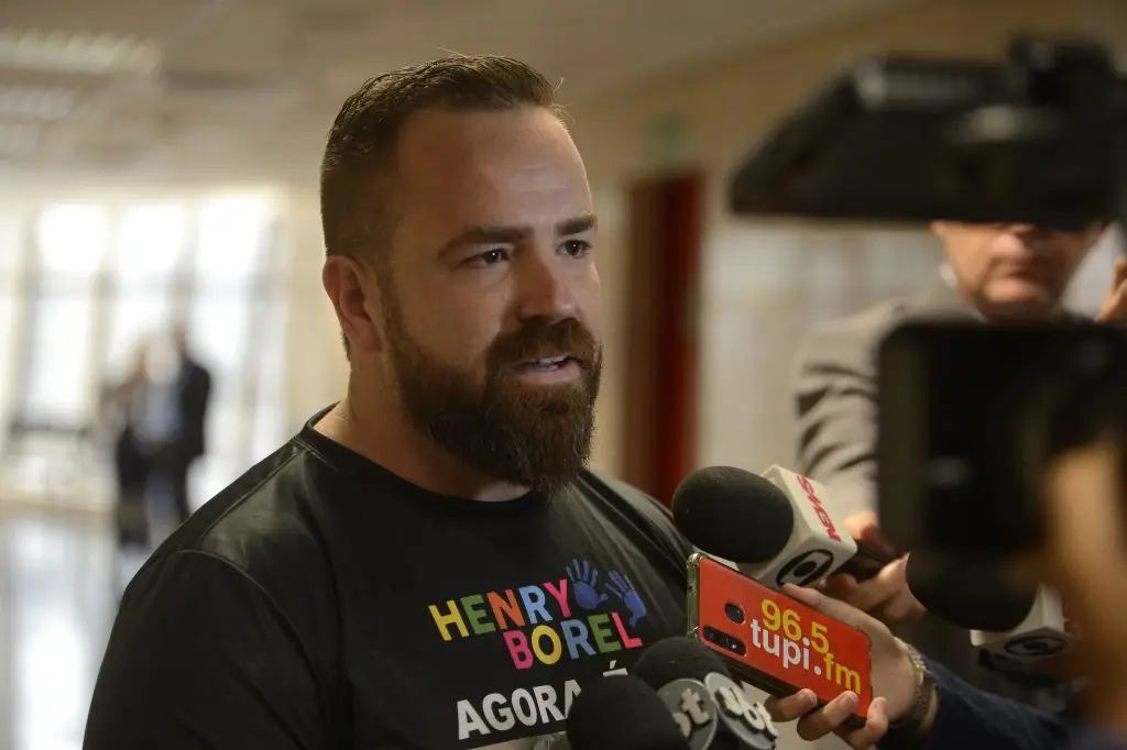 Pai de Henry critica perdão a Monique Medeiros após julgamento