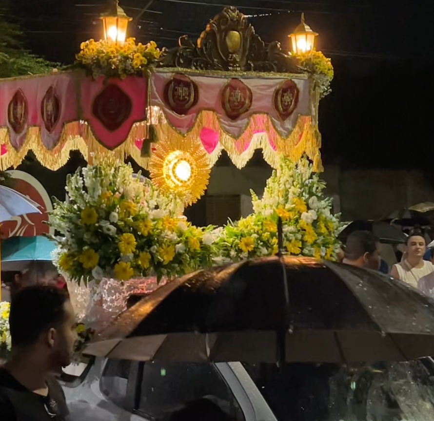 Fiéis mantêm tradição de Corpus Christi mesmo com chuva em Mossoró