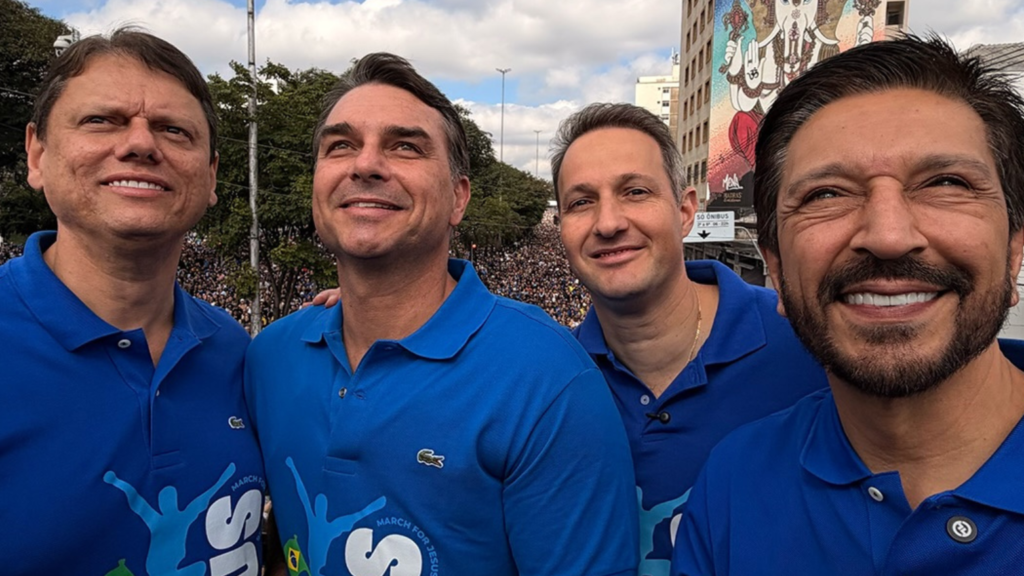 Flávio Bolsonaro diz que “mal será expulso do governo” na Marcha para Jesus