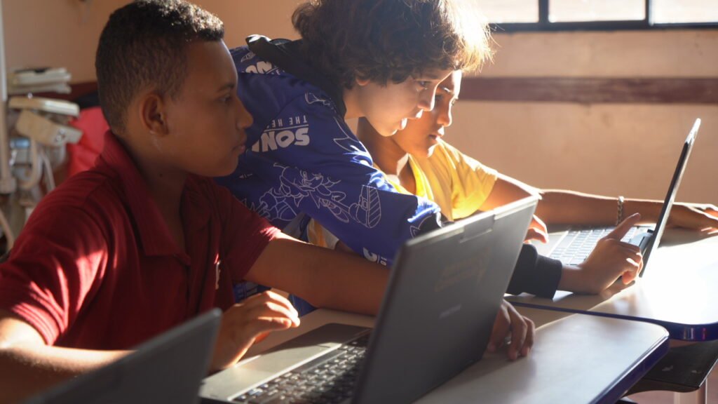 Comitiva do Aprender Conectado visita escolas do RN para avaliar uso da internet