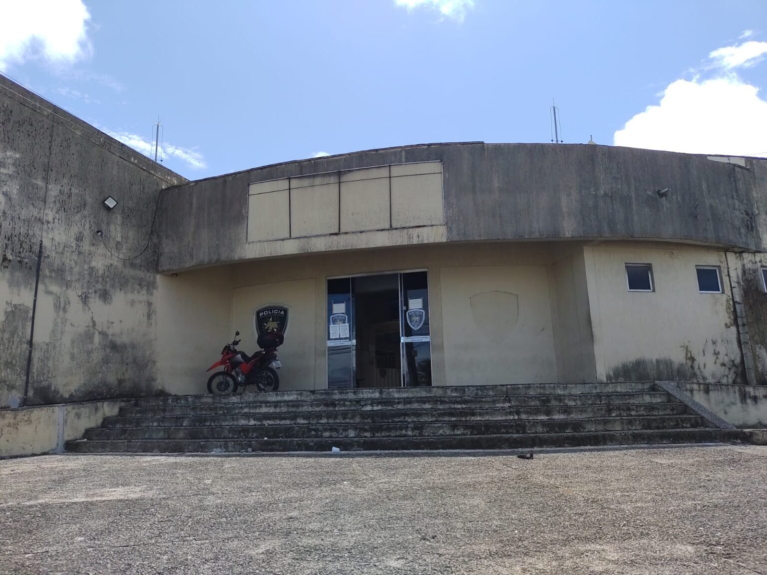 Detento algemado foge durante transferência em delegacia de Natal