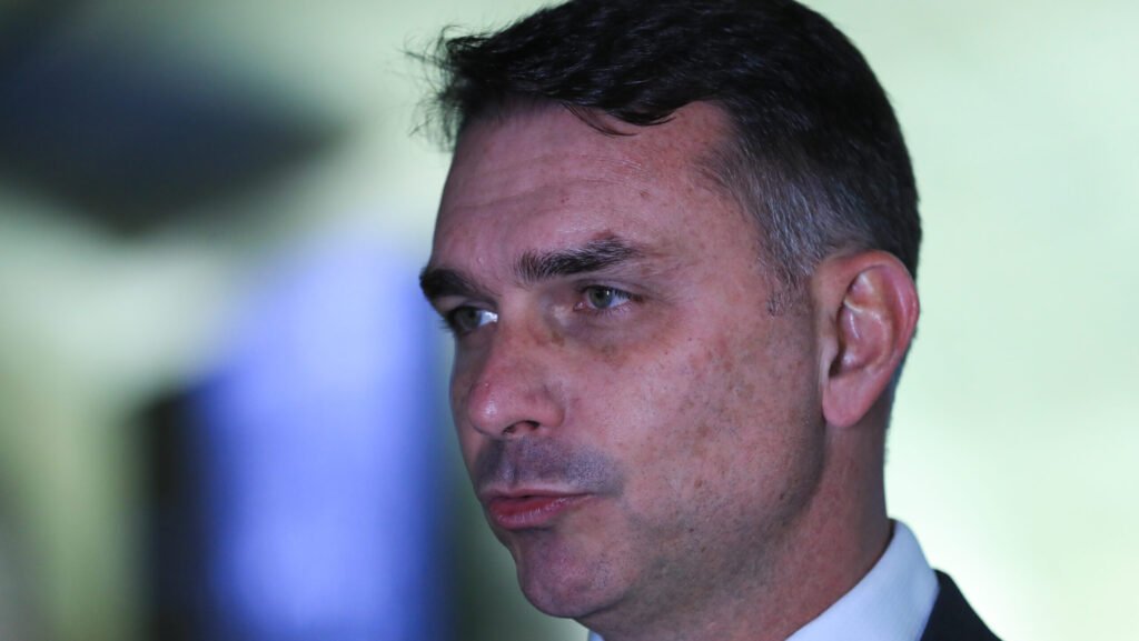 Flávio Bolsonaro quer Moraes afastado de investigação sobre Banco Master