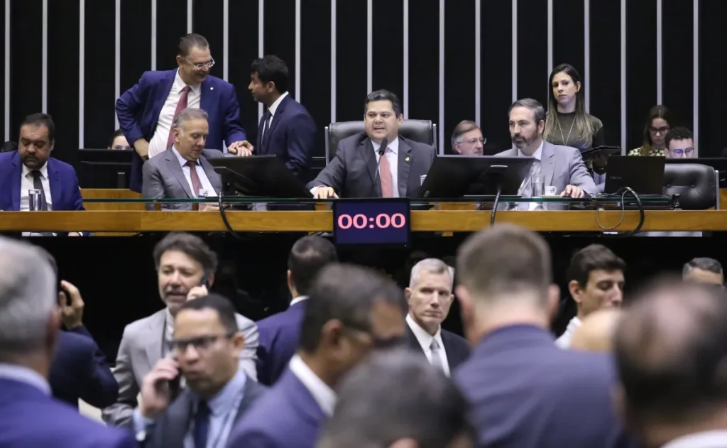 PL e PT lideram pressão por CPIs contra Banco Master no Congresso