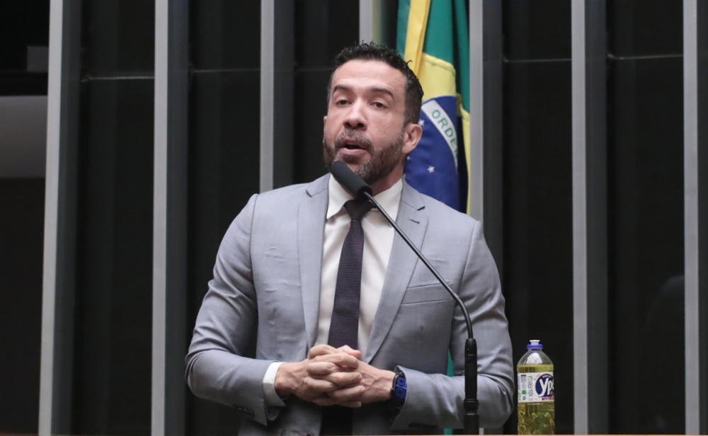 Janones diz que EUA ficaram “em choque” com denúncias contra Flávio Bolsonaro
