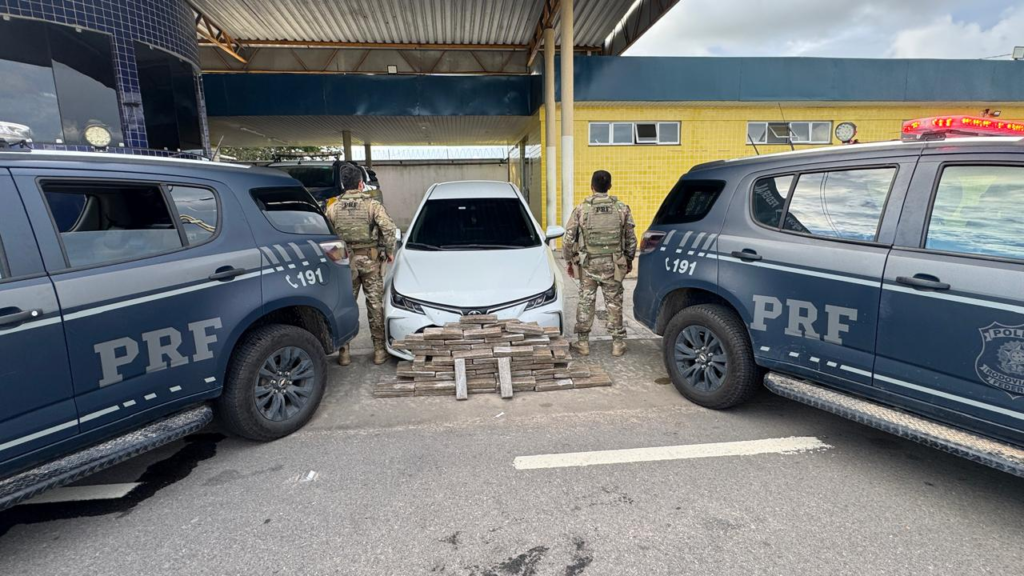 PRF apreende mais de 100 kg de maconha em abordagem na BR-304